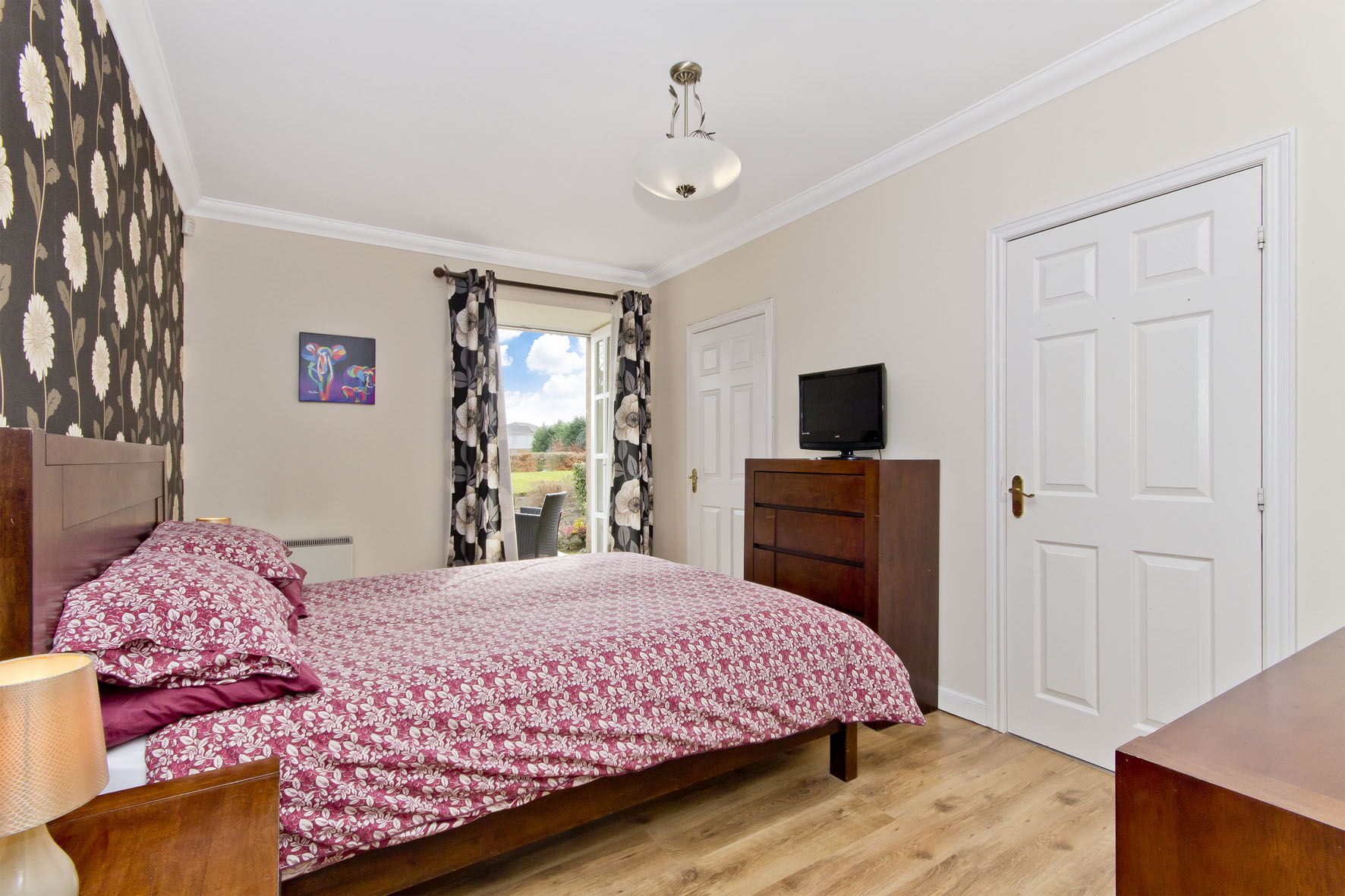 Image 09 - Bed 1.jpg